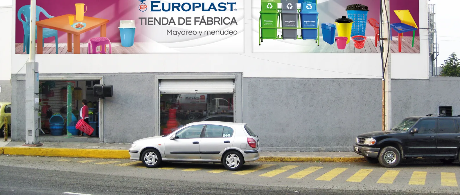 Fachada de la tienda de fábrica de Europlast, con el anuncio de mayoreo y menudeo