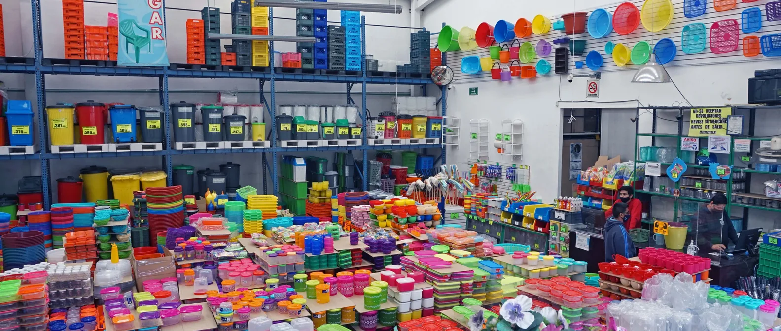 Interior de la tienda de fábrica, con producto de la línea Hogar acomodado por color