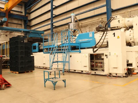 Máquina de inyección de plástico en operación en la planta de Europlast