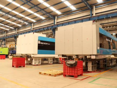 Máquina de inyección de plástico de gran formato en la planta de Europlast