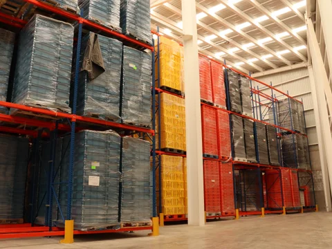 Producto terminado apilado en racks de la planta de Europlast