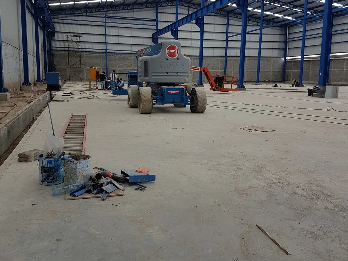 Nave de Atitalaquia en construcción, con la plataforma de elevación en el centro