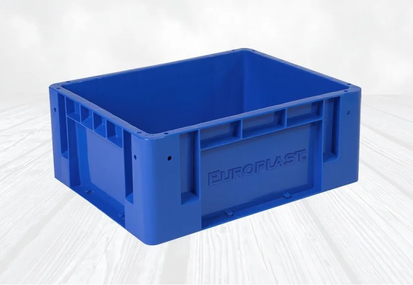 Caja industrial azul con el logo Europlast en alto relieve, del mismo color que la pieza