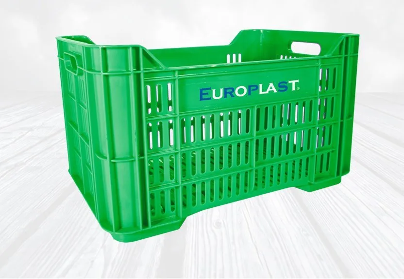 Caja agrícola calada verde con el logo Europlast serigrafiado en dos colores