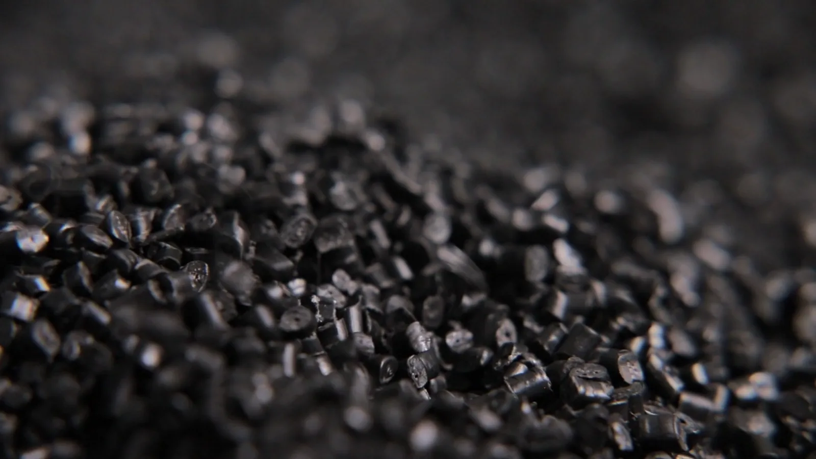 Primer plano de pellets de plástico negro