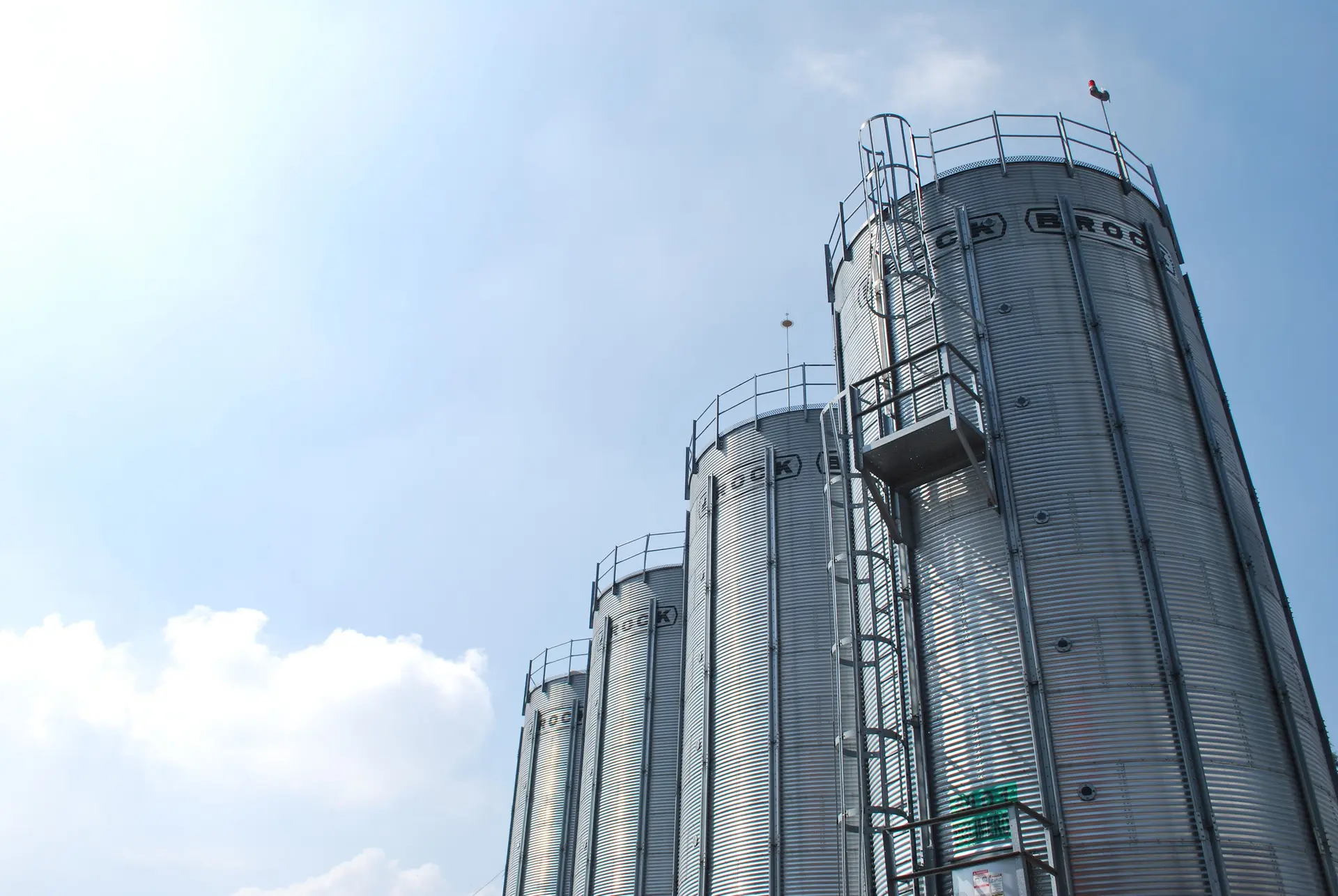Silos de materia prima de la planta Europlast vistos desde abajo, contra el cielo
