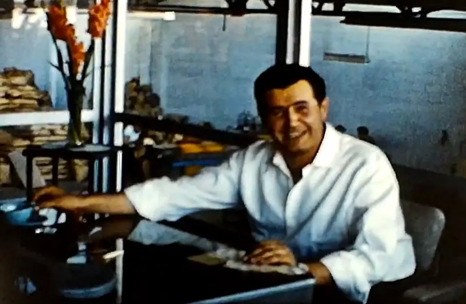 Walter Garlatti de Mozzi, fundador de Europlast, en su escritorio dentro de la planta