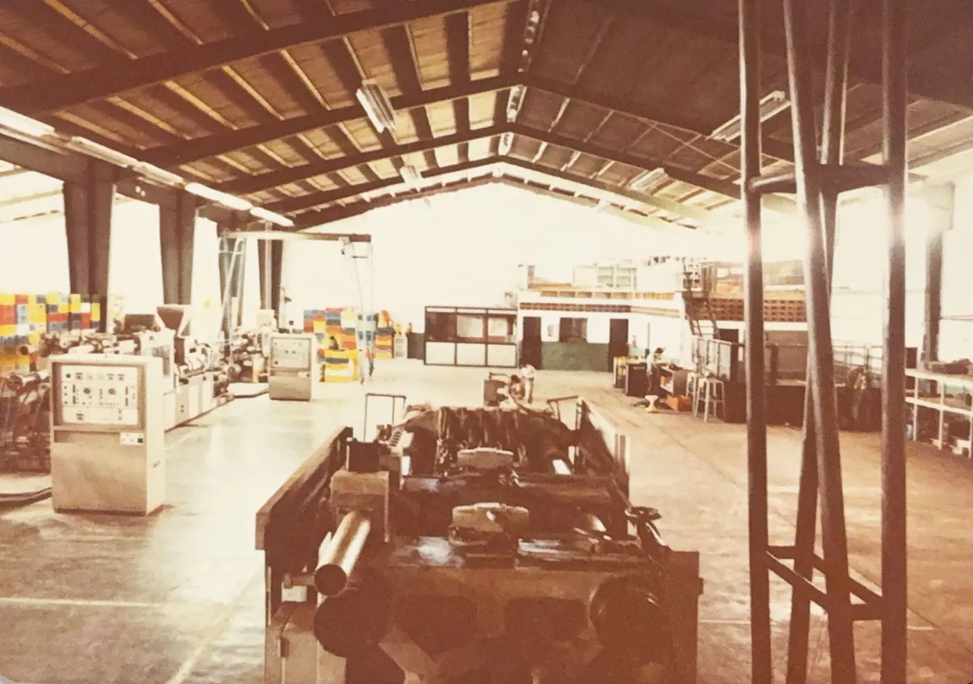 Interior de la nave original de Europlast en los primeros años, con la grúa viajera y las primeras máquinas de inyección