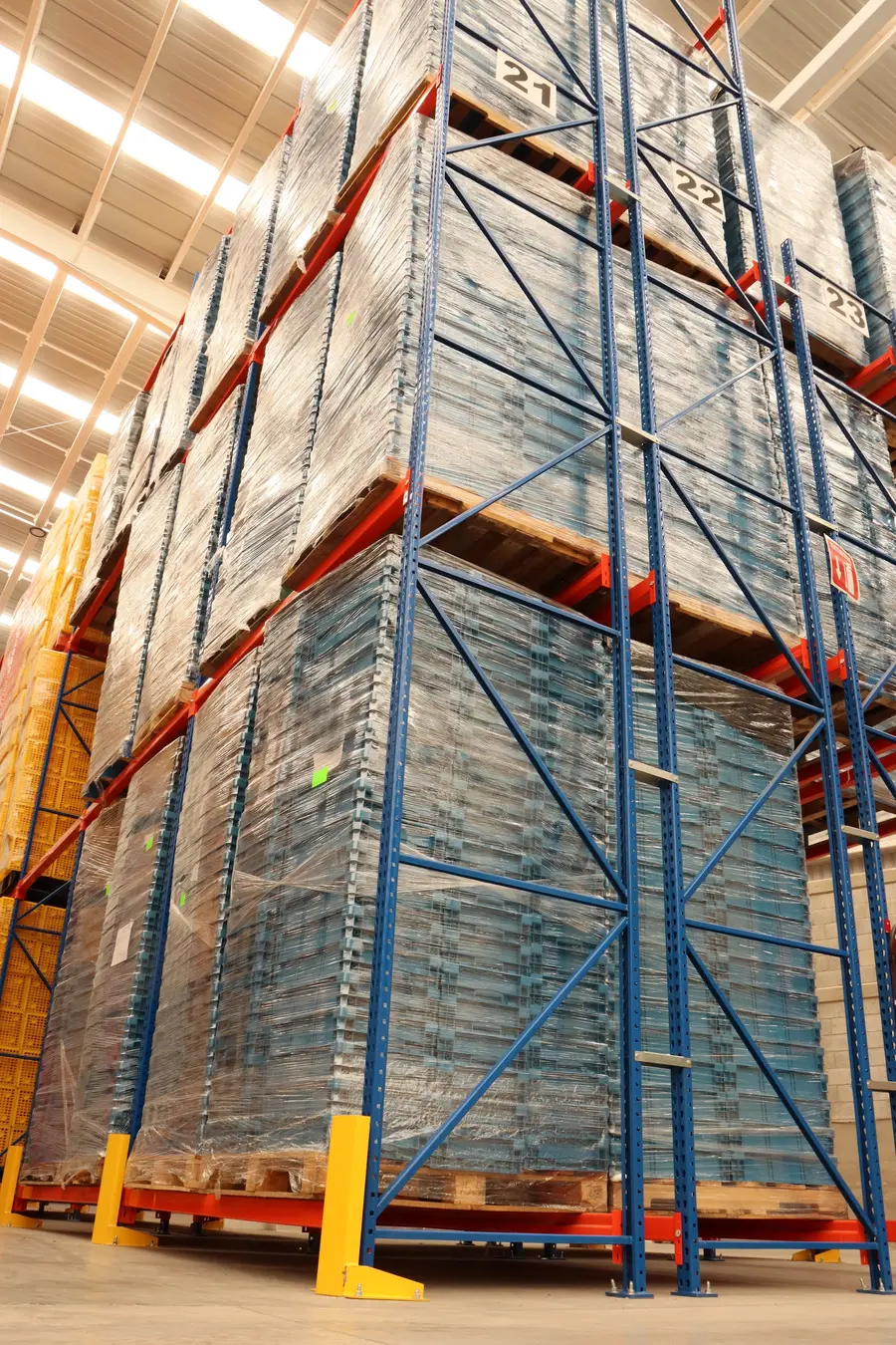Racks de gran altura en el almacén de Europlast, con las estibas de producto envueltas y etiquetadas